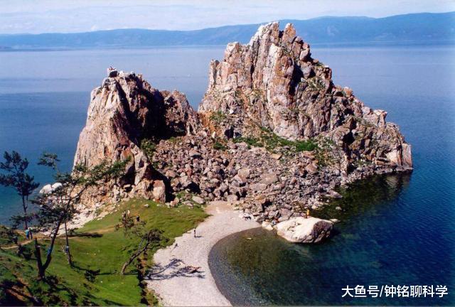 贝加尔湖为什么那么深？周围有什么生物没有？