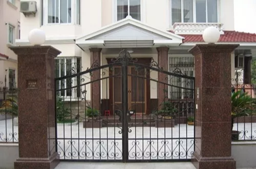 在大门上挂一样东西，户主越住越有钱，穷人都能富三代