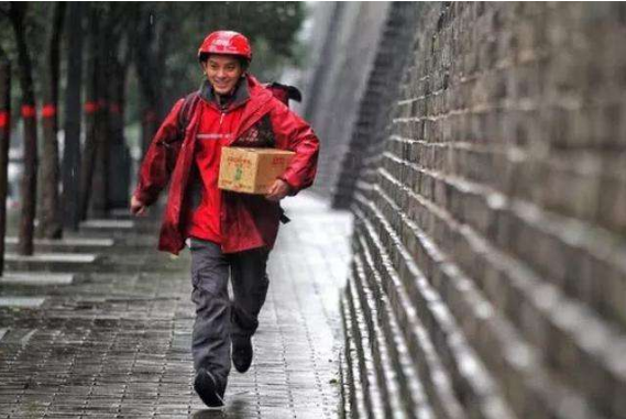 刘强东曾“答应”：干够5年就买房！如今001号快递员买了吗？