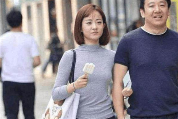 赵丽颖|父女合影，赵丽颖爸爸最帅，古力娜扎爸爸最凶，关晓彤爸爸最年轻