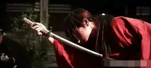 对于霸气修长的汉代长剑, 古人都是怎么佩戴才能让自己更迅速拔出剑?