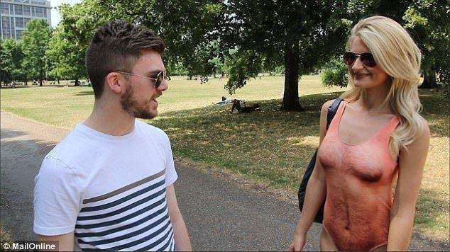 妹子穿上“特殊泳衣”，走在街頭把人嚇壞，一個男人忍不住了....