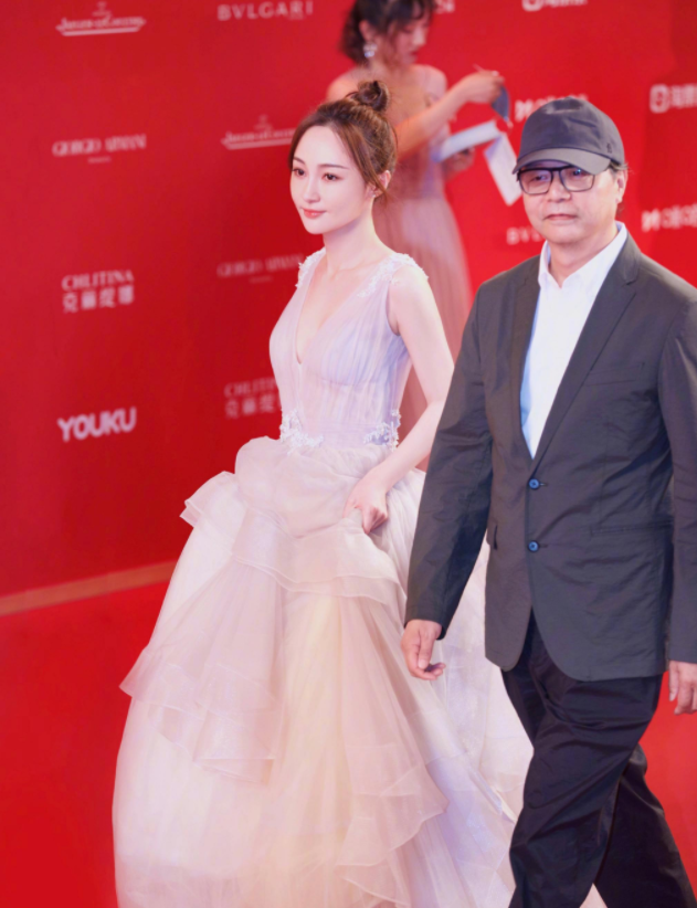 姚笛|37岁姚笛有多大胆？挑战“五十度灰裙”，薄薄一层看得心都跟着热了