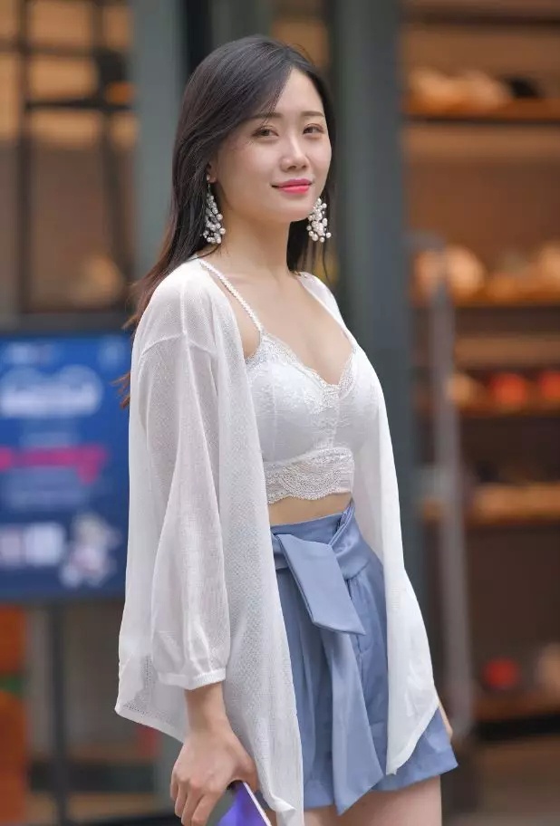 街拍：穿在外面 时尚 内衣现在都改这样穿了？