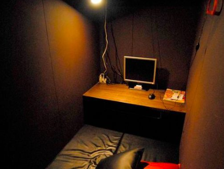 因为日本的网吧里面都是一个一个小隔间,里面配备一台电脑,一张床垫