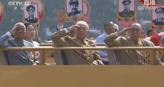 大阅兵仪式上，礼宾车载着一张张烈士照片经过，当见到他时就绷不住了