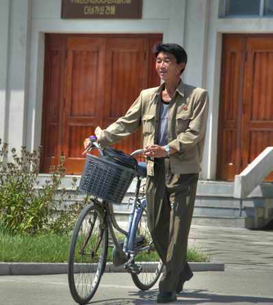朝鲜农村男干部和女干部形象