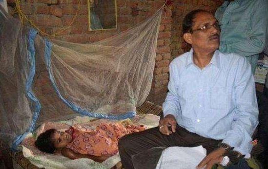 小女孩天生206枚骨头缺失, 身体柔软如水蛇, 村民: 天神的惩罚