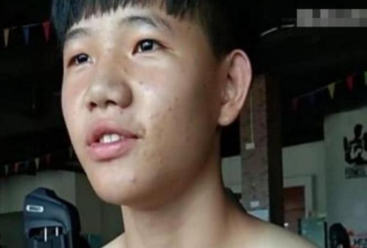 健身|初中学生沉迷健身，练出八块腹肌却被同学嘲讽，女同学直言：真恶心