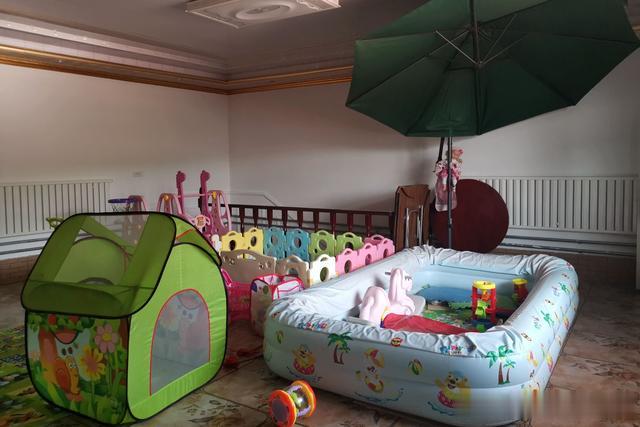 退休夫妻回农村过浪漫生活，40万元改造土窑洞变豪宅，看啥样