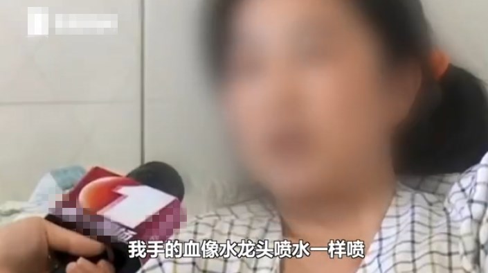 纪实: 女子低头玩手机摔井盖上,右手可能终生残疾,施工方遭索赔