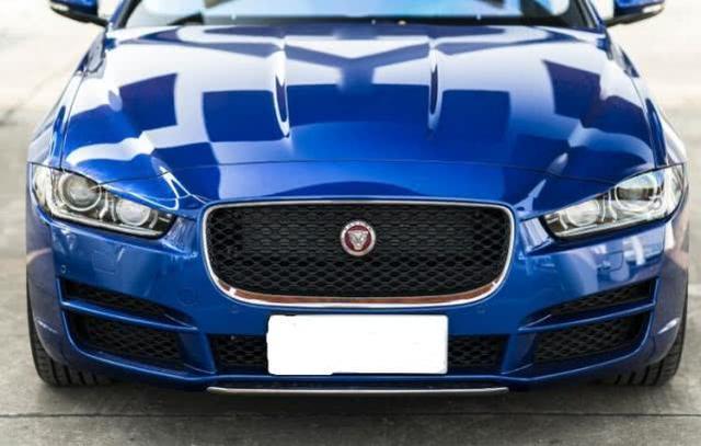 捷豹终于认栽了! 2.0T+8AT比奥迪A4L漂亮, 不足22万