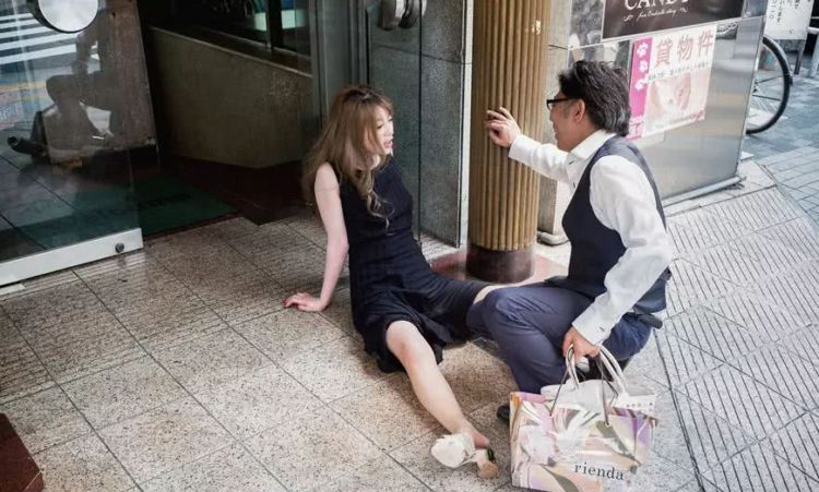 实拍日本街头，年轻人夜晚狂欢，白天街头变成“墓地”