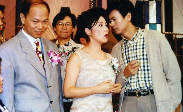 72岁的“张无忌”拥着72岁的“赵敏”拍照：缘分40年，弹指一挥间