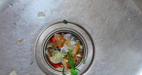 家里下水道堵了,切记别用热水冲