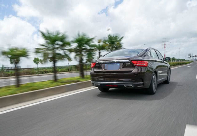 高速溜一圈，SUV和轿车的差距一眼明了，车主：悔断肠！