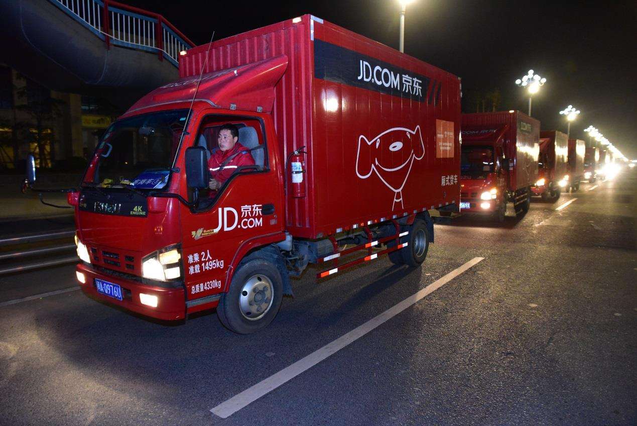 刘强东承诺“干够5年就买房”，十年过去了，001号快递员买了几套房？