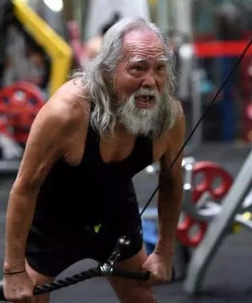 被称为“最帅大爷”，82岁一身肌肉，76岁妻子美腿勾人~