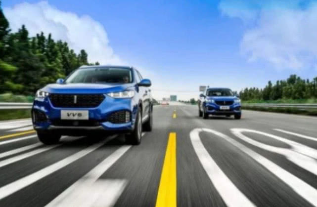 高速溜一圈，SUV和轿车的差距一眼明了，车主：悔断肠！