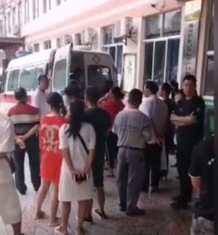 广西河池一中学男生被同学从4楼扔出楼外，全身多脏器官受损严重