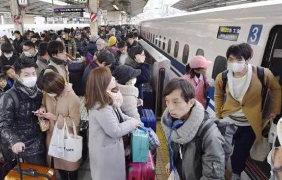 日本人素质那么高，可是在地铁上，为什么很少有年轻人主动让座？