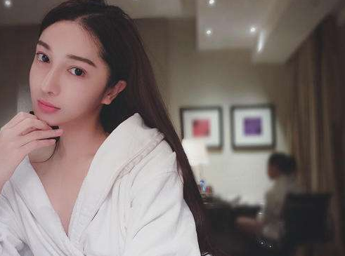 因饰演青蛇走红，却早早失去生命，被警方发现时一丝不挂