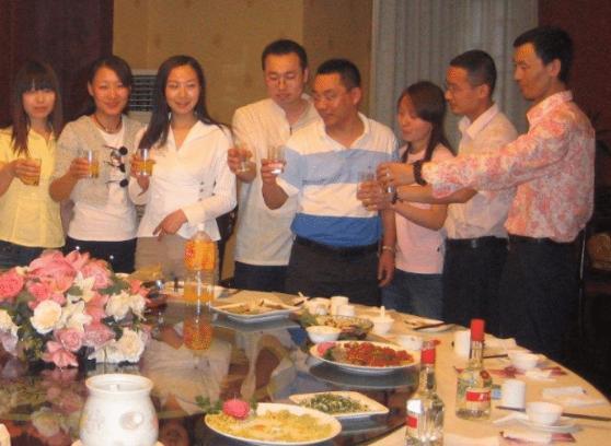 同学聚会有13名女生, 班主任到场后转身离开, 班主任: 完全待不下去！