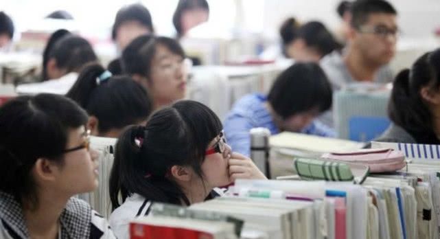 儿子高考302分，家长摆“升学宴”，亲朋：不嫌丢人？