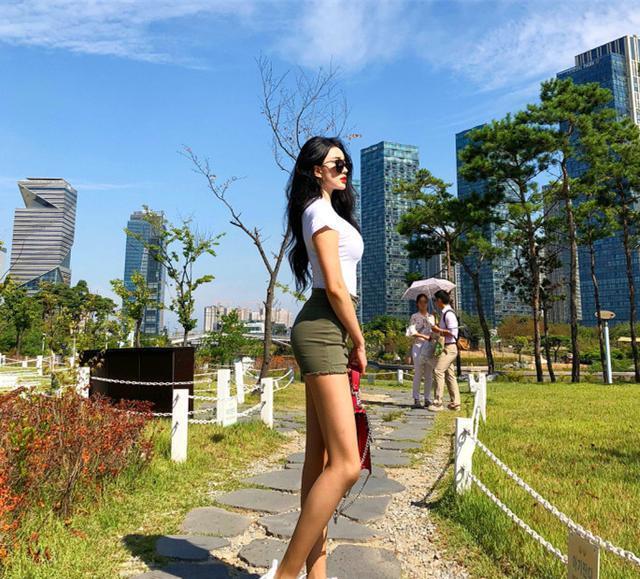 长腿表姐每次都穿成这样，好想说她一顿！