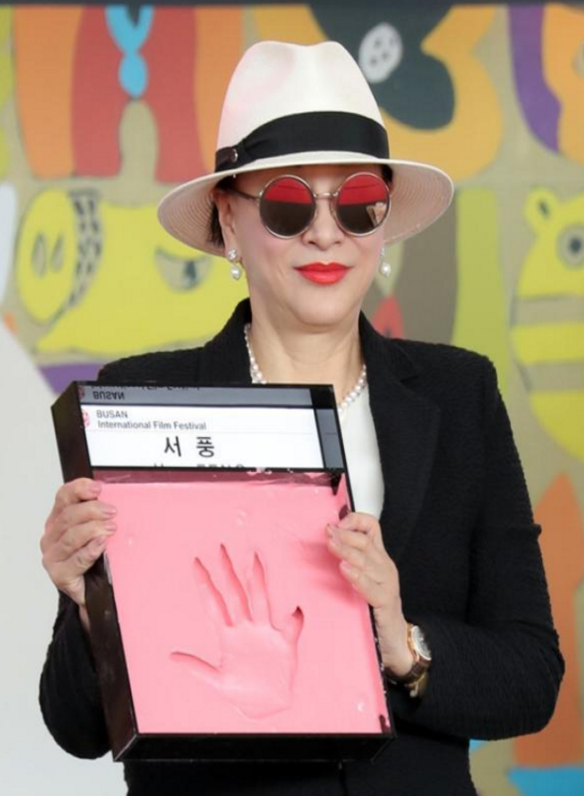 她拍戏替老公还债，却给债主生下两个儿子，今68岁活得精致美丽