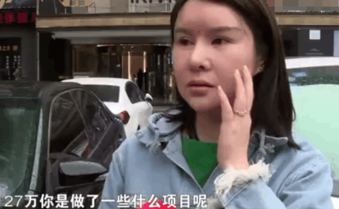 女子花27萬整容, 1年后卻發現自己的胸沒了, 醫院的做法讓人驚了