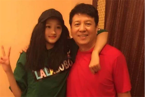 赵丽颖|父女合影，赵丽颖爸爸最帅，古力娜扎爸爸最凶，关晓彤爸爸最年轻