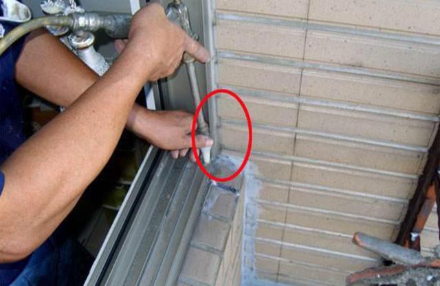 门窗填缝用水泥还是发泡胶?我家选错,门窗出现裂缝,太后悔!