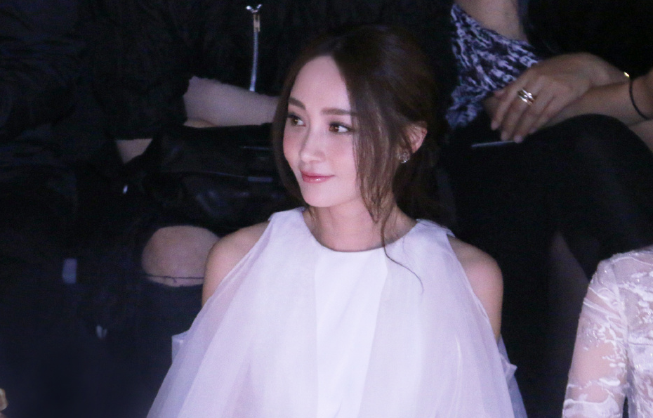 姚笛|37岁姚笛有多大胆？挑战“五十度灰裙”，薄薄一层看得心都跟着热了