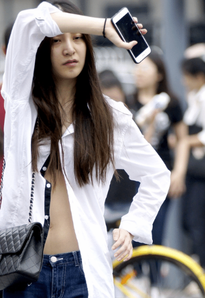 街拍：小姐姐把衬衫敞开来穿，只扣1个扣子，将普通衬衫穿出时髦