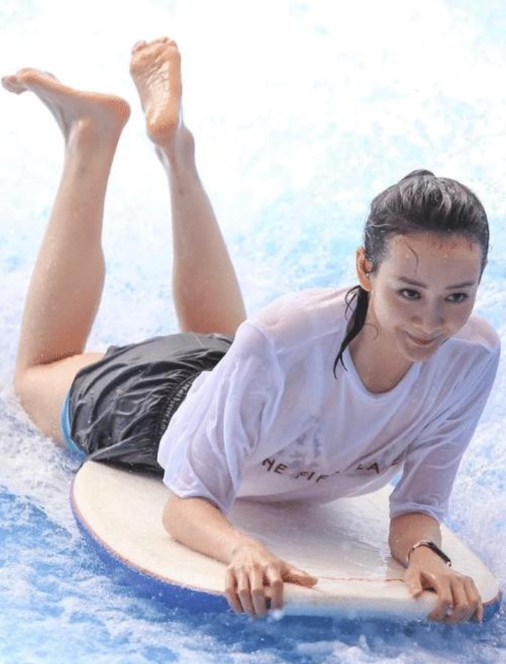 王鸥有多性感?看她"湿身"的样子, 浮出水面的瞬间真是太撩人了!