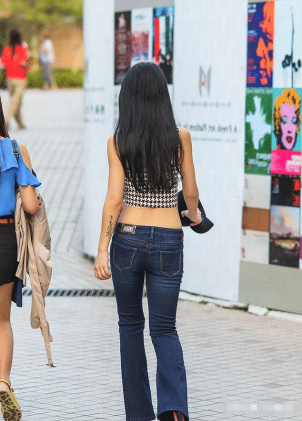 街拍：比伯式穿法，小姐姐比较有勇气