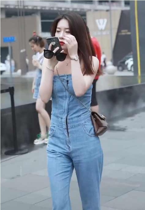 摄影：我怀疑她是怎么上洗手间的？