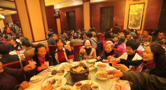 儿子高考302分，家长摆“升学宴”，亲朋：不嫌丢人？