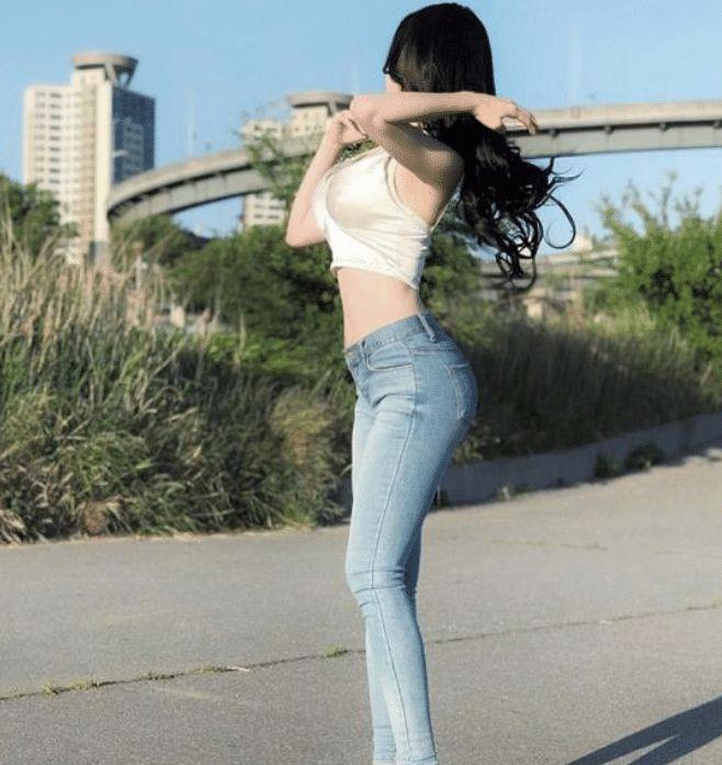 女老板每次和我出去都穿成这样，我是不是可以不用奋斗了？