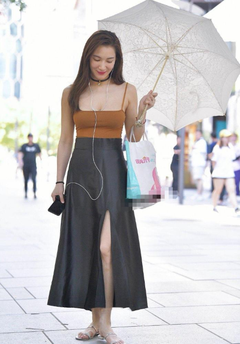 穿着吊带上街，还笑这么灿烂！