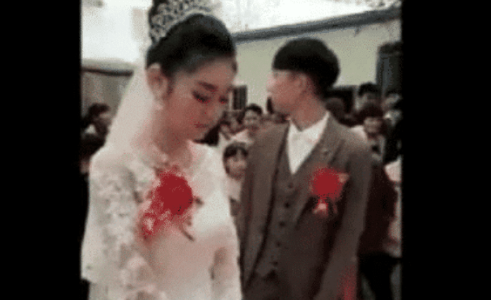 新娘很漂亮，但是婚礼上新郎看她似仇人，得知实情之后网友：赶紧退婚吧！
