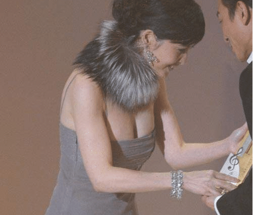 曾经香港的“玉女掌门人”，不晒太阳不生子，今52岁韵味满天飞！