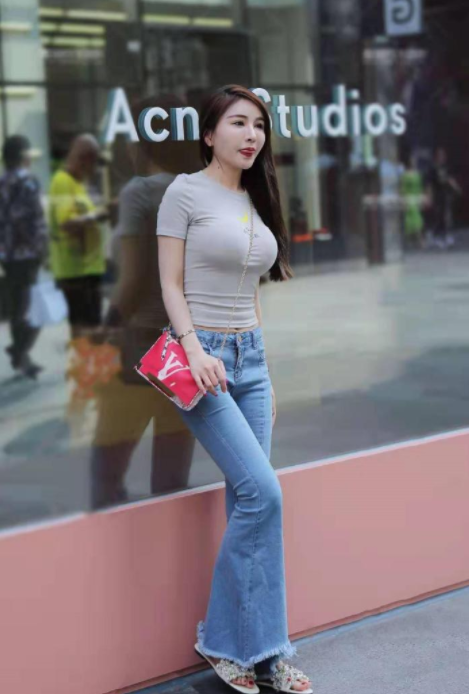 秘书身材这么好，业务能力也很强！