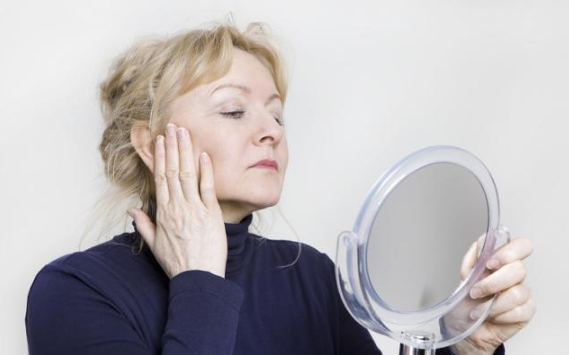 下巴上出现的“白色小颗粒”，是螨虫分泌物吗？可能很多人误解了