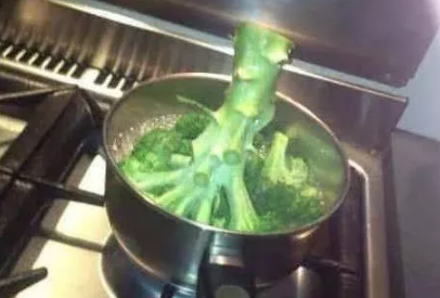 女友料理VS食堂大妈，巅峰对决女友完胜，网友：跪着吃完