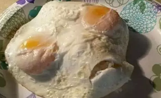 女友料理VS食堂大妈，巅峰对决女友完胜，网友：跪着吃完