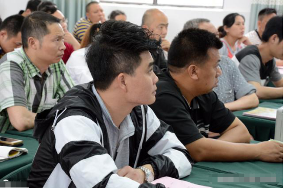 教师父亲”喜爱“赌钱，被孩子老师当面怒骂：有人生没人养！