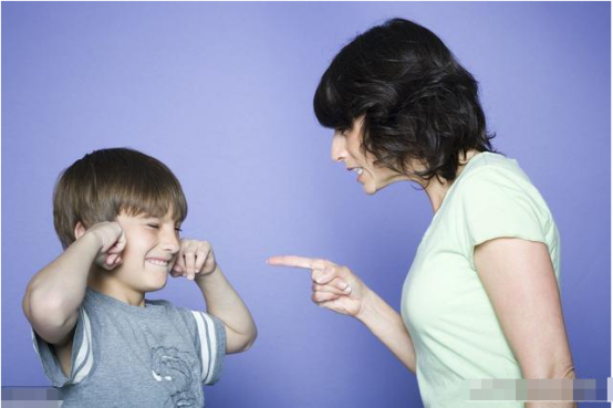 教师父亲”喜爱“赌钱，被孩子老师当面怒骂：有人生没人养！