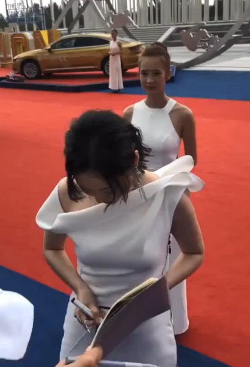 尴尬了张靓颖！一袭白裙参加活动，却被身后“礼仪小姐”彻底抢镜！